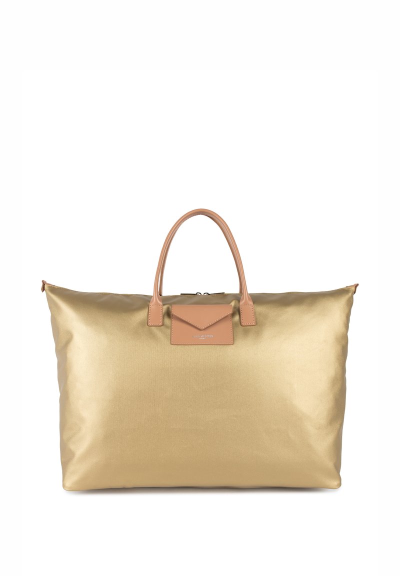 Borsa tote in satin dorato con manici in pelle beige e una piccola tasca attaccata. Texture liscia e chiusura con zip sulla parte superiore.