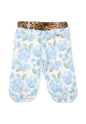 Dziecięce spodnie z niebieskim kwiatowym wzorem hortensji, zielonymi liśćmi, fioletowymi motylami oraz elastycznym pasem w panterkę na białym tle.