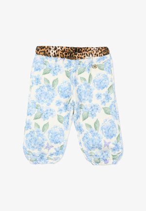 Pantaloni per bambini con stampa floreale di ortensia blu, foglie verdi, farfalle viola e fascia elastica con stampa leopardata su sfondo bianco.