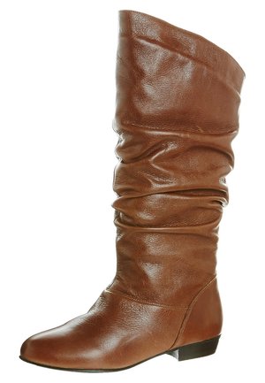 Botte en cuir marron, hauteur genou, au design décontracté, texture douce, bout rond et talon bas empilé. Présente une finition lisse et des détails froncés.