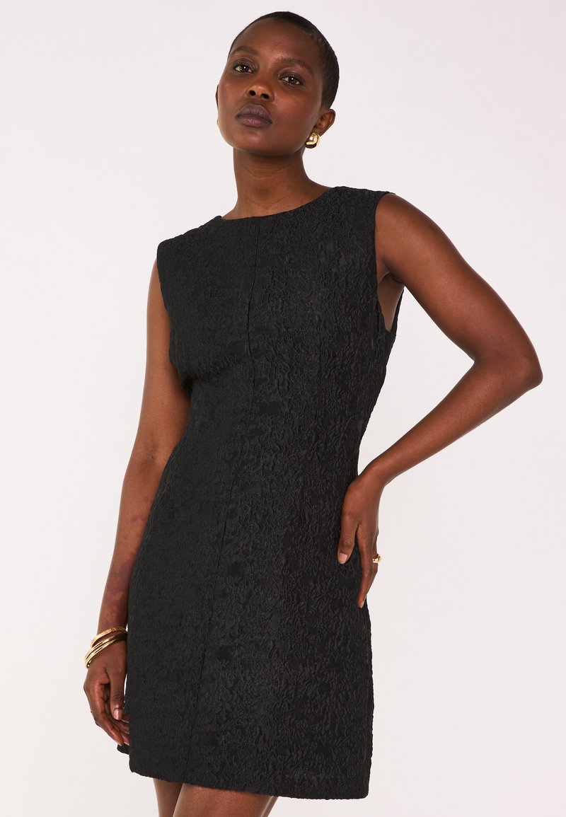 Schwarzes ärmelloses Kleid aus strukturiertem Stoff, figurbetonte Passform und knielanger Saum. Verfügt über ein dezentes Muster und einen runden Ausschnitt.
