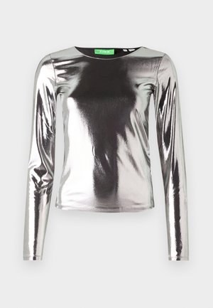 Zilveren lange mouwen top met een glanzende, metallic afwerking. Heeft een ronde halslijn en een strakke, lichaam aansluitende pasvorm. Primaire textuur, geen patronen.