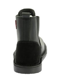 Stivale alla caviglia nero realizzato in pelle liscia e suede, con punta rotonda, pannelli laterali elasticizzati e un occhiello per una facile calzata.
