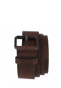 Cinturón de cuero marrón con acabado texturizado, que presenta una hebilla metálica rectangular en tono oscuro y un lazo para ajuste.
