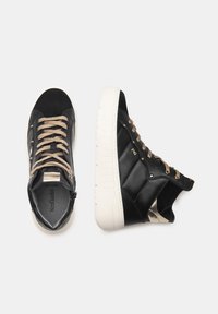 Czarne sneakersy typu high-top wykonane z skóry i zamszu, z złotymi sznurowadłami, białą gumową podeszwą i metalicznym akcentem na pięcie.