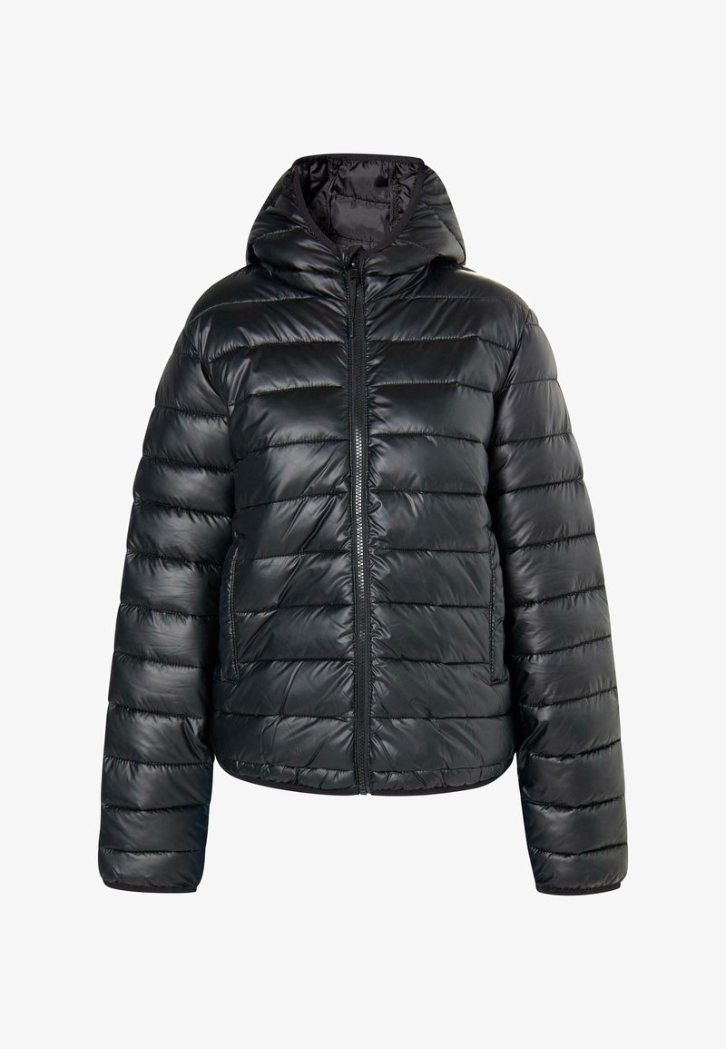 Sort puffjakke med hætte, med lynlåslukning, vandret quiltning og to sidelommer. Glat, blank overflade.