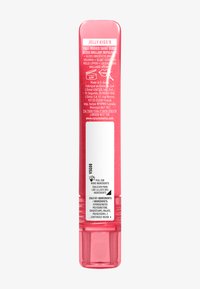 Tube de gloss à lèvres rose étiqueté "Jelly Kiss'd" avec détails du produit, icônes d'utilisation et liste partielle des ingrédients au dos.