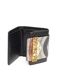Portafoglio in pelle nera con più scomparti per carte, caratterizzato da un accento stampato colorato e un dettaglio del logo in tonalità oro sul davanti.