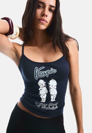 Marine tanktop med en tætsiddende design har en hvid grafik af to tegneseriefigurer og teksten "Kewpie." Glat stof uden mønstre.
