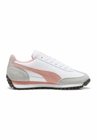 Baltas sneakers ar rozā zamša akcentiem un pelēku zamša papēdi. Klasisks dizains ar teksturētu zoli labākai saķerei. Šņorējama aizdare.