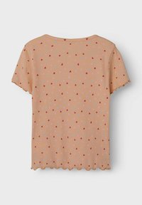 Kurzärmliges Pfirsich-Oberteil mit geripptem Stoff und gewelltem Saum; verfügt über ein Muster aus kleinen rosa, roten und blauen Herzen auf dem Stoff.