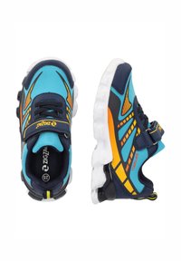 Blaue und marineblaue Sport Schuhe mit orangefarbenen Akzenten, aus Mesh- und synthetischen Materialien, gepolsterter Zunge, verstellbarem Riemen und strukturierten weißen Sohlen.