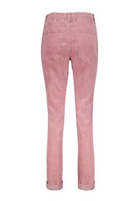 Fløjlsbukser i falmet pink med elastisk talje, tapered ben og opbrettede manchetter; har to baglommer og lodrette ribbede strukturer.