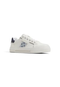 Zapatillas blancas con un acabado texturizado, que presentan un acento azul en el talón y un panel lateral con un diseño estampado. Suela de goma plana y diseño de cordones.
