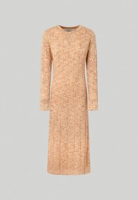 Knälång stickad klänning i en varm orange och beige nyans, med en texturerad ribbad design och långa ärmar med intrikata detaljer vid ärmsluten.
