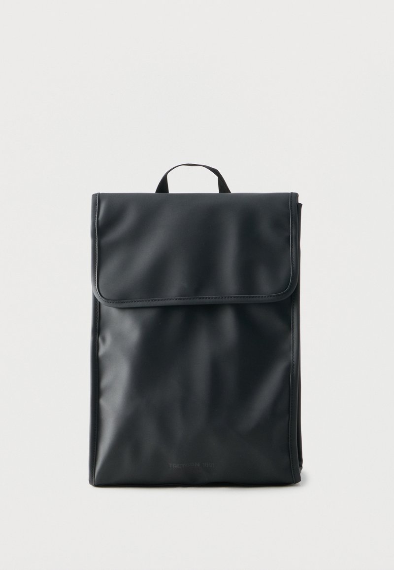 Μαύρο ορθογώνιο σακίδιο με λεία υφή, κλείσιμο με καπάκι στο πάνω μέρος και μικρή λαβή, σε απλό φωτεινό φόντο.