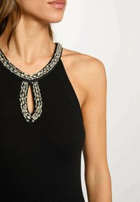 Top senza maniche nero con texture a coste, caratterizzato da un collo all'americana decorato con strass scintillanti e un dettaglio a taglio a chiave.