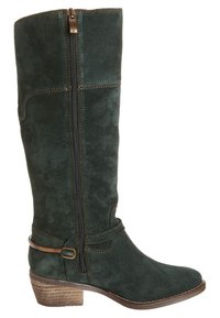 Bota alta de ante verde oscuro con cremallera lateral, costuras decorativas y una correa marrón que acentúa el tobillo. Tacón bajo apilado.