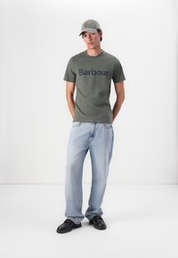 Barbour LOGO TEE - T-shirt estampada - thyme