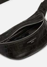 Czarna nerka z sztucznej skóry w wzór krokodyla ze srebrnymi detalami, z zamykaną na zamek główną komorą oraz tłoczonym logo marki.