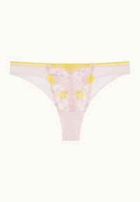 String en dentelle rose pastel avec des accents jaunes. Présente des broderies florales, une texture lisse et une taille douce.