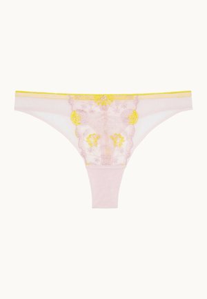 String en dentelle rose pastel avec des accents jaunes. Présente des broderies florales, une texture lisse et une taille douce.