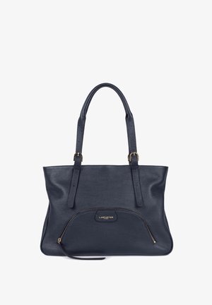 Sac fourre-tout en cuir marine avec deux poignées. Comprend une poche zippée à l'avant et des accents en doré. Fini doux et texturé.