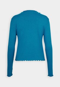 Rippierter Langarmoberteil in leuchtendem Türkis, mit gewelltem Saum und Bündchen, in taillierter Silhouette und schlichter Textur.