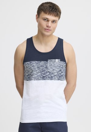 Navyblaues und weißes Tanktop mit einem strukturierten Stoffdesign, solidem navyblauem Brustbereich und einer kleinen Tasche mit Etikett.