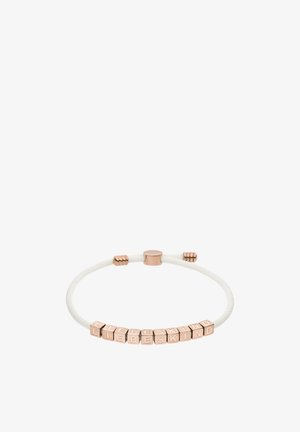 Weißes geflochtenes Cord-Armband mit roségoldenen Metallperlen, die "LIEBESKIND" buchstabieren, mit rundem magnetischem Verschluss und strukturierten Perlakzenten.