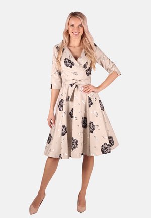 Beige Wickelkleid mit schwarzem Rosenmuster, Dreiviertelärmel, taillierter Gurt und ausgestelltem Rock. Glatter Stoff mit floralen Akzenten.