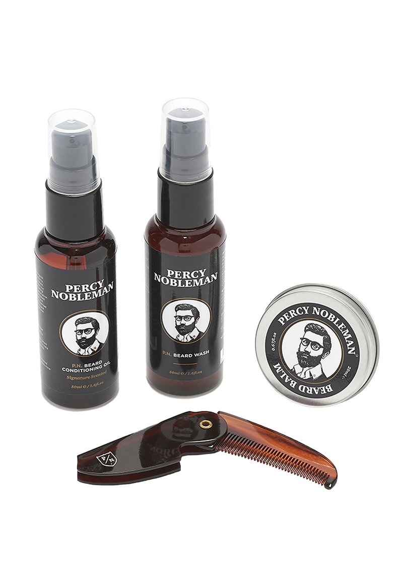 Tre groomingprodukter i mörka bärnstensflaskor med svarta etiketter, en rund silverburk och en brun kam med fina tänder.