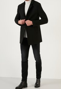 Buratti Abrigo corto - black