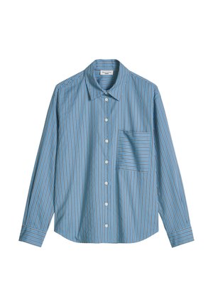Blauw overhemd met lange mouwen, witte en zwarte verticale strepen, een kraag en een borstzak met horizontale strepen.