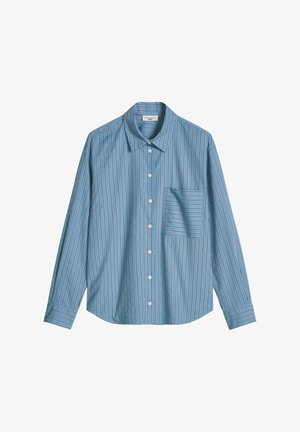 Chemise bleue à manches longues avec des rayures verticales blanches et noires, un col et une poche poitrine à rayures horizontales.