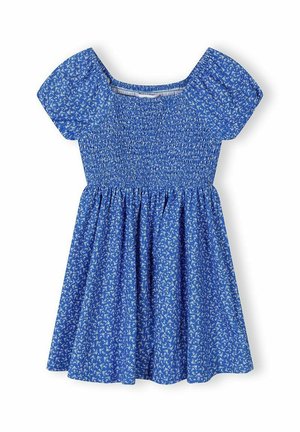 Niebieska sukienka z krótkim rękawem, z marszczonym gorsetem i drobnym białym kwiatowym wzorem, posiadająca marszczony dół i kwadratowy dekolt.