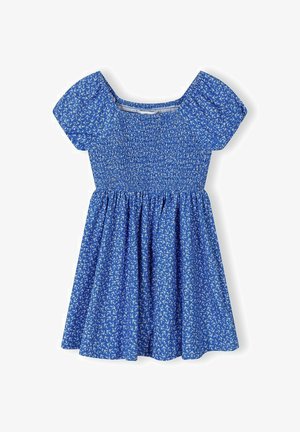 Robe courte à manches courtes bleu avec corsage smocké et petits imprimés floraux blancs, dotée d'une jupe froncée et d'un décolleté carré.