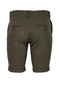 Olivgröna shorts med klassisk passform, med två bakfickor och uppvikta nederkanter, tillverkade av ett mjukt och lätt tyg.