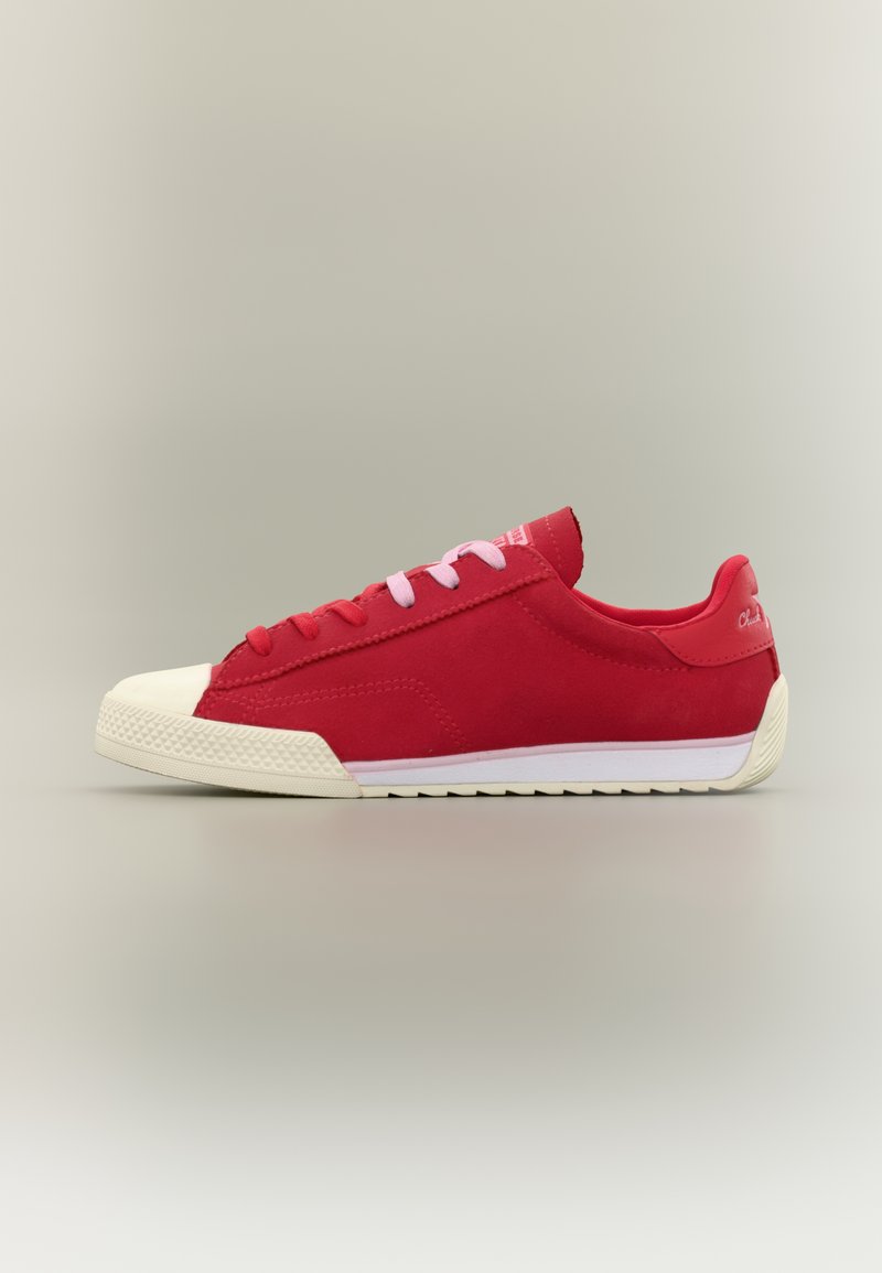 Κόκκινο αθλητικό παπούτσι χαμηλού προφίλ με λευκή λαστιχένια σόλα και μύτη, με ροζ και κόκκινα κορδόνια, απεικονίζεται σε ουδέτερο φόντο και στρέφεται προς τα αριστερά.