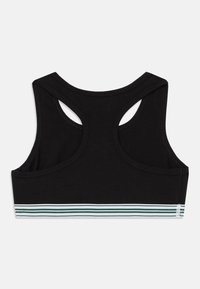 Top desportivo cropped preto com design às costas em formato de corredor, apresentando uma bainha listrada em verde e branco. Material de algodão suave com costura em contraste.