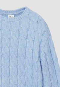 Hellblaues Strickpullover mit einem Zopfmuster, Rundhalsausschnitt und langen Ärmeln. Weiche Textur, mittleres Gewicht. Markenlabel sichtbar.