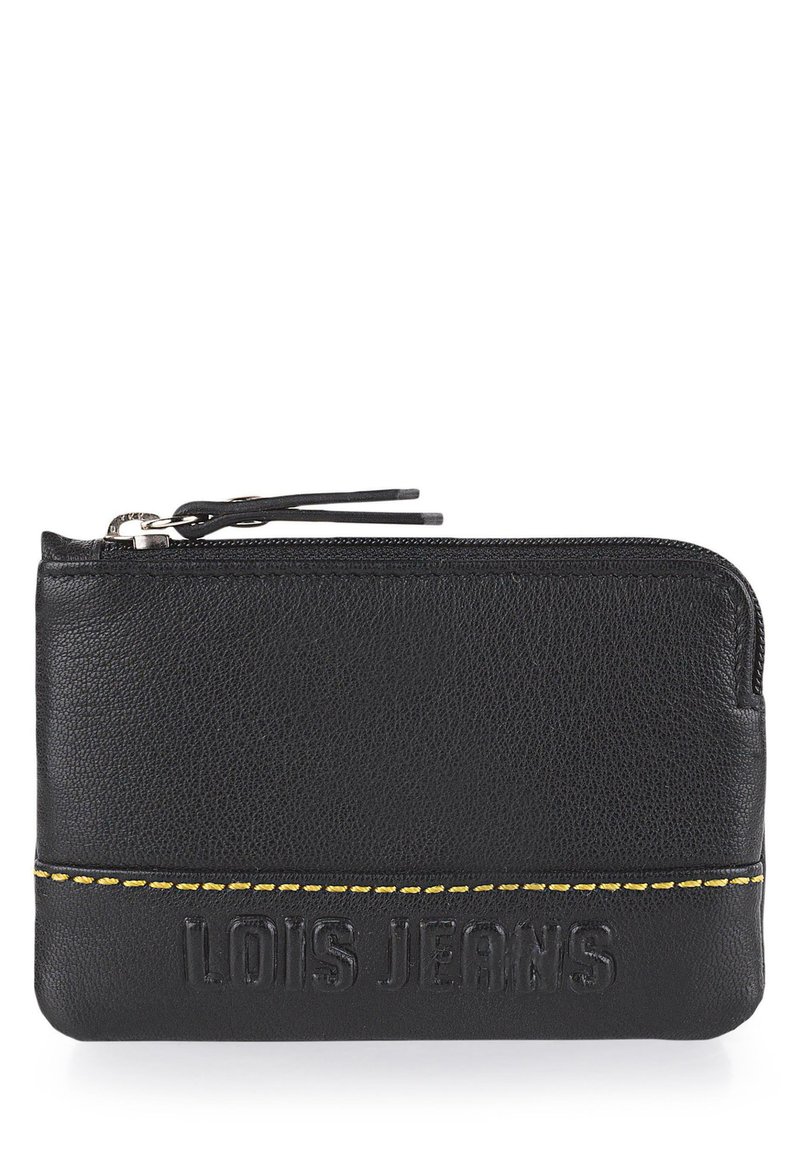 Cartera de cuero negra con superficie texturizada, costuras amarillas y logo en relieve "LOIS JEANS" en el frente. Cierre de cremallera en la parte superior.