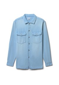 Camicia di jeans azzurro chiaro con chiusura a bottoni sul davanti, due tasche sul petto e colletto. Tessuto liscio con un colore uniforme.