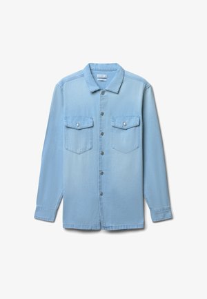 Camicia di jeans azzurro chiaro con chiusura a bottoni sul davanti, due tasche sul petto e colletto. Tessuto liscio con un colore uniforme.