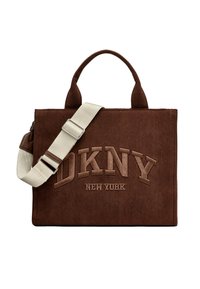 Geantă tote maro din catifea de tip cord, cu închidere cu fermoar, mâner și curea ajustabilă pentru umăr. Prezintă logo-ul „DKNY NEW YORK” embosat într-o nuanță mai închisă.