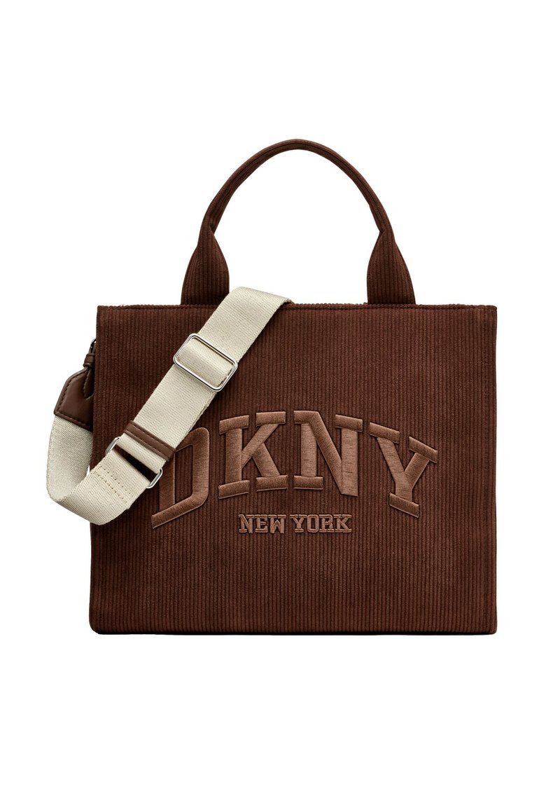 Geantă tote maro din catifea de tip cord, cu închidere cu fermoar, mâner și curea ajustabilă pentru umăr. Prezintă logo-ul „DKNY NEW YORK” embosat într-o nuanță mai închisă.