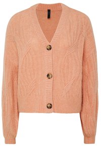 Persikofärgad kabelstickad kofta med V-ringning, långa ärmar, ribbade mudd och fem dekorativa knappar framtill. Mjukt material och avslappnad passform.
