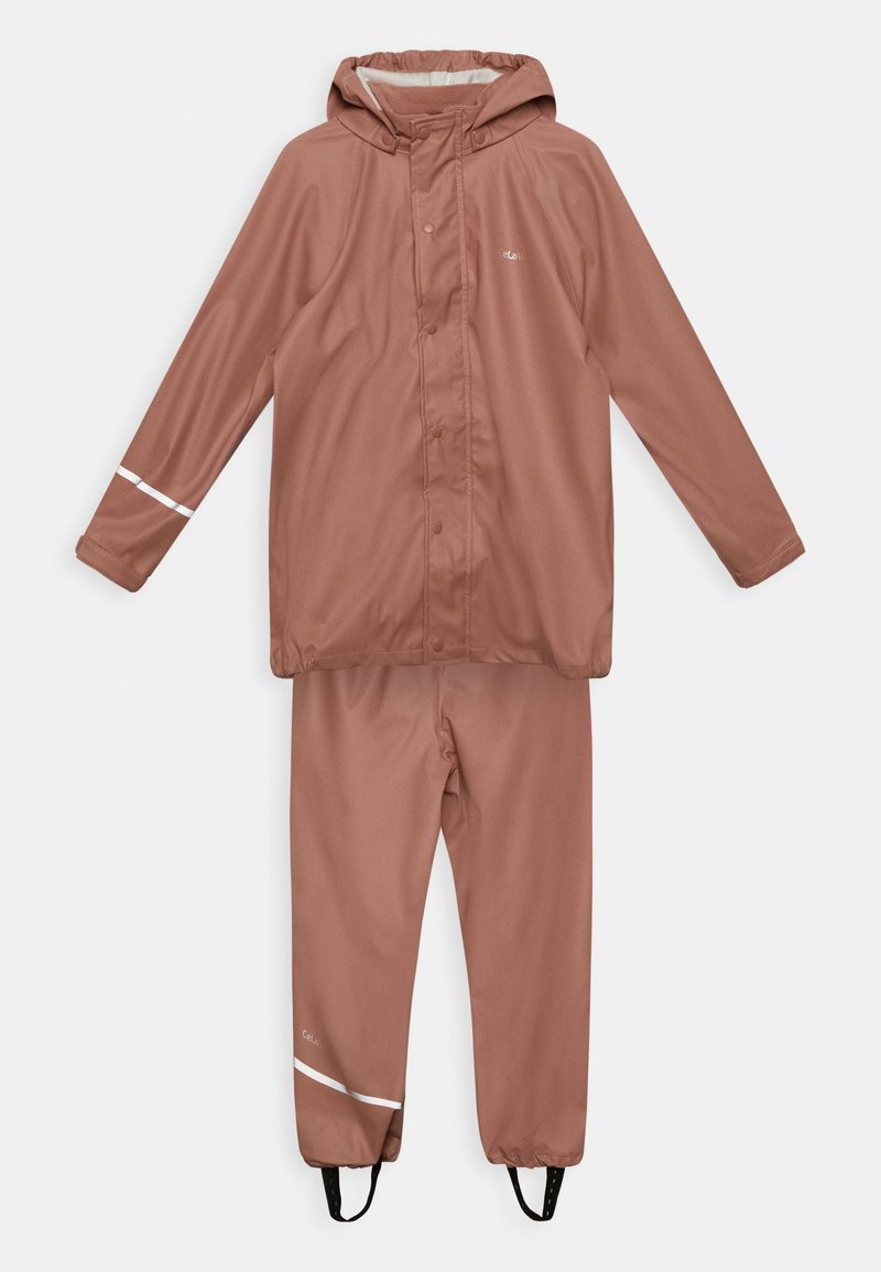 Combinaison de pluie deux pièces imperméable couleur brun rosé, comprenant une veste à capuche avec fermeture à boutons et des accents réfléchissants blancs, accompagnée d'un pantalon assorti.