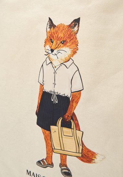 Renard anthropomorphe debout, portant un chemisier blanc, une jupe marine, des sandales, tenant un sac à main beige sur un fond uni.