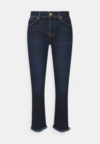 Jeans de mezclilla oscura con dobladillo desflecado, que cuentan con un diseño clásico de cinco bolsillos y un botón dorado en la cintura, textura suave y corte recto.
